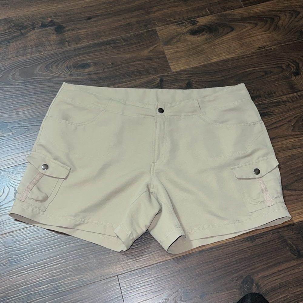 MAGELLAN SHORTS SIZE 14
